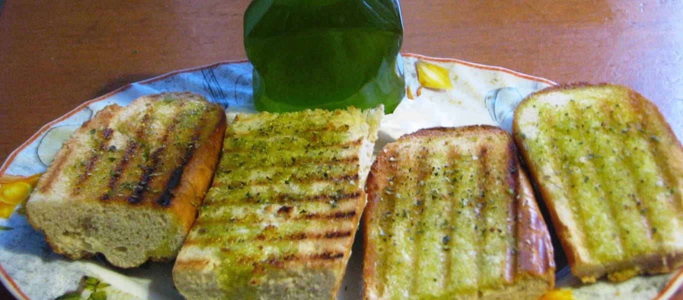 Ψωμί με τομάτα το σνακ για την καρδιά